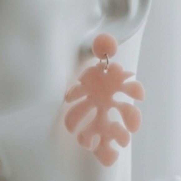 Pale Pink Monstera Leaf Earrings, Marbled Acrylic Dangle Earrings. 6 Cm - Picture 7 of 8